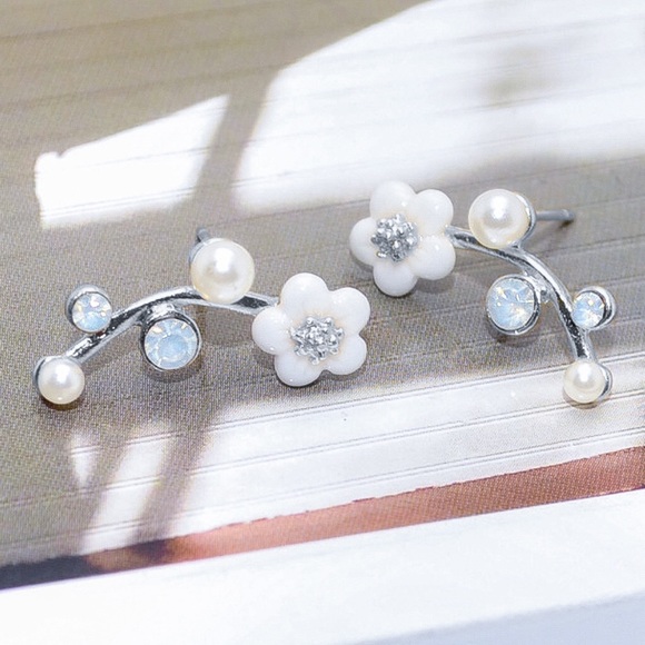 3/$30 - Silver Pearl/Opal Flower Ear Crawler Studs - Picture 5 of 8